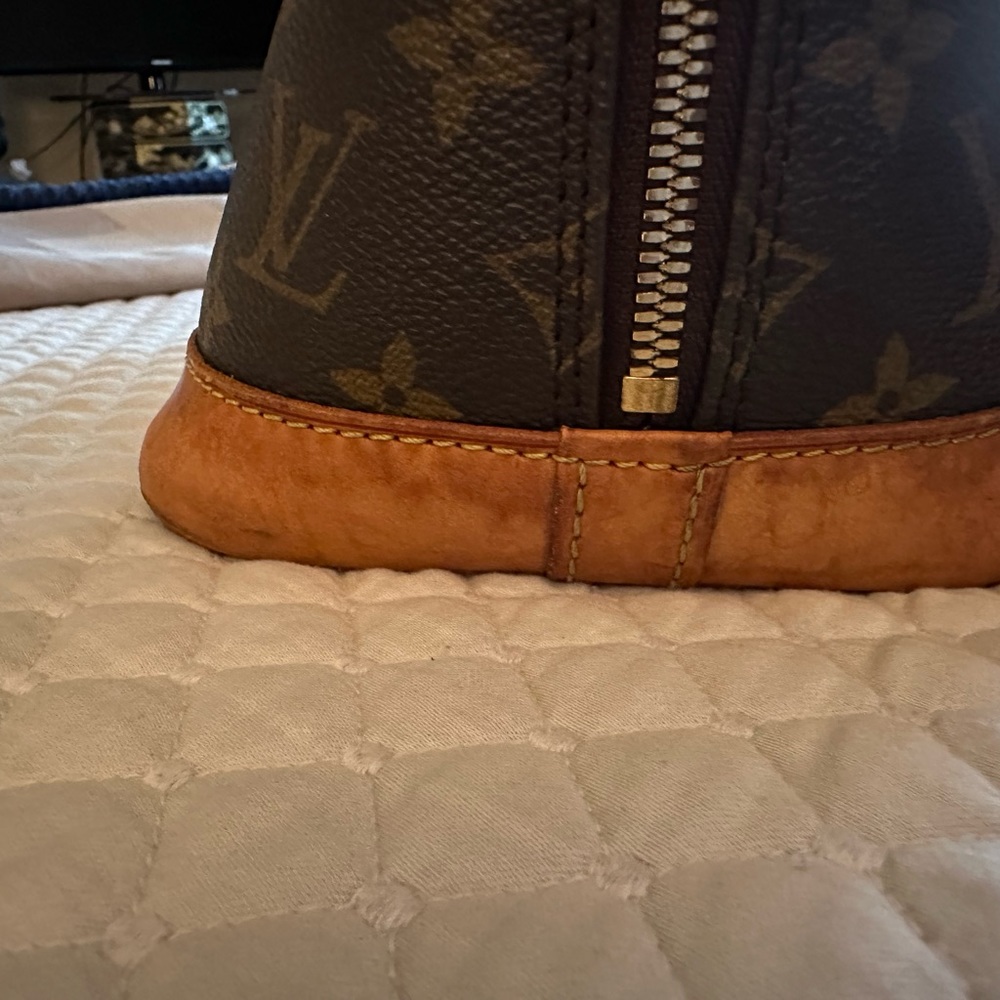 Louis Vuitton Authentic Alma Monogram Canvas w/ COA and twillys - Picture 8 of 16